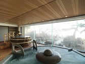 ■1Ｆ大浴場「豊雅殿」／窓の奥に見える阿寒湖畔の眺めと温泉の楽しさを同時にご堪能ください。