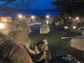 ■1Ｆ庭園露天風呂「鹿泉の湯」（夜）／湖との境目は岩一枚。まるで阿寒湖の中に入っているかのようです。