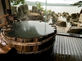 ■1Ｆ大浴場「豊雅殿」丸太風呂／最大直径2.3ｍの丸太風呂。樹齢約650年の北洋エゾマツを使用
