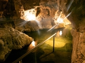 ■1Ｆ大浴場（地下）「豊雅殿」洞窟風呂／洞窟の中でゆっくりするのもよし、探検するのもよし！