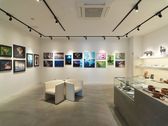 ◆阿寒アートギャラリー（1階）／写真や木彫り、シルバーなど幅広い作品を展示・販売がされています