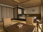 【湖＆夕日側】ローベッド和洋室／琉球畳のリビング＋ローベッドの広々とした和洋室です