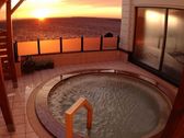 【2F北欧風大浴場】眺望自慢の2階大浴場の露天風呂。露天風呂から望む夕日は格別です。