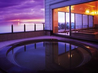 【2F北欧風大浴場】眺望自慢の2階大浴場の露天風呂。