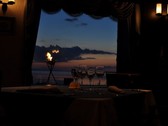 【レストラン イストワール】窓の外に広がるサロマ湖をバックにかがり火が灯る幻想的な世界