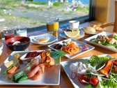 【朝食バイキング】明るいレストランで爽やかな一日の始まりを（一例）