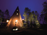 ◆モニュメント＆足湯／北方民族のテント住居をイメージした「火焔の塔」。塔内部には無料の足湯が