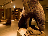 ◆メインラウンジ／大鷲や鯨の彫刻を展示。そこはまるで美術館のよう…