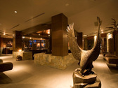 ◆メインラウンジ／大鷲や鯨の彫刻を展示。そこはまるで美術館のよう…
