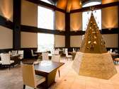 ◆バイキングレストラン「COTA」／吹き抜けの中央部にモニュメントを配したホール席。