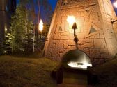 ◆モニュメント＆足湯／北方民族のテント住居をイメージした「火焔の塔」。塔内部には無料の足湯が