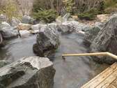 ◆大浴場／岩造りの露天風呂！自家源泉から引く温泉は「美肌湯」とも呼ばれる。