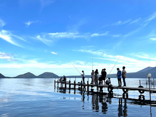 ◆ポロピナイ貸し竿釣り体験／桟橋からの釣り体験をお愉しみいただけます（イメージ）