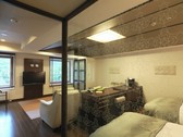 【和洋室】広々42平米の客室には、大きなソファ＆マッサージチェアも完備（客室一例）