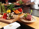ご夕食（イメージ）／特別会席「鉄板焼会席」。ニセコ周辺や日本海産の新鮮な魚介・肉・野菜を目の前で調理