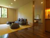 和洋室（客室一例）／ツインベッド＋畳スペースの、52平米の和洋室