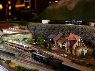 ◆バーラウンジ／センターテーブルには、かつてこの地を駆け抜けたSLの鉄道ジオラマを展示
