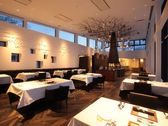 ◆レストラン内観／美しいガーデンとひとつになるような開放的なレストラン。四季折々の景色もごちそうです