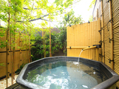 【温泉】貸切風呂「葵」信楽焼の特注浴槽。ワンコを見守りながらご入浴できます。