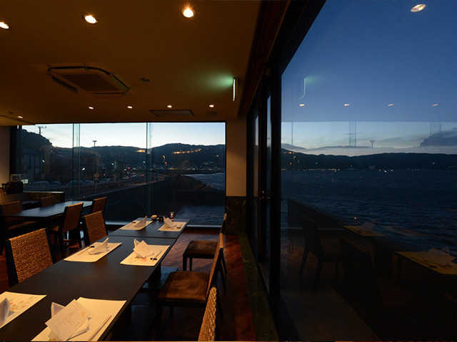 2階レストラン潮騒は、開放感いっぱいのガラス越しに海を間近に感じる事ができます。