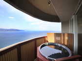 【客室露天風呂（温泉）】1名様用の信楽焼のお風呂です。潮騒をBGMに景色を一人占め。