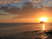 手石島越しに昇る朝日。冬（12～2月）だけの特別な景色をお部屋からご覧頂けます。