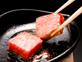 目の前で焼き上げる『神戸牛木の葉鉄板焼』。鉄板にのせると肉の焼ける音と共に芳ばしい香りが広がります。