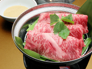 目の前で蒸し上げる神戸牛のやさしい食感と、じゅわ～と溢れる肉の旨みが絶品の『神戸牛銀せいろ蒸し』