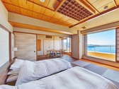 【和邸ツイン＋ダイニング】畳にツインベッドをご用意しております。白浜ビーチの景観も最高です。